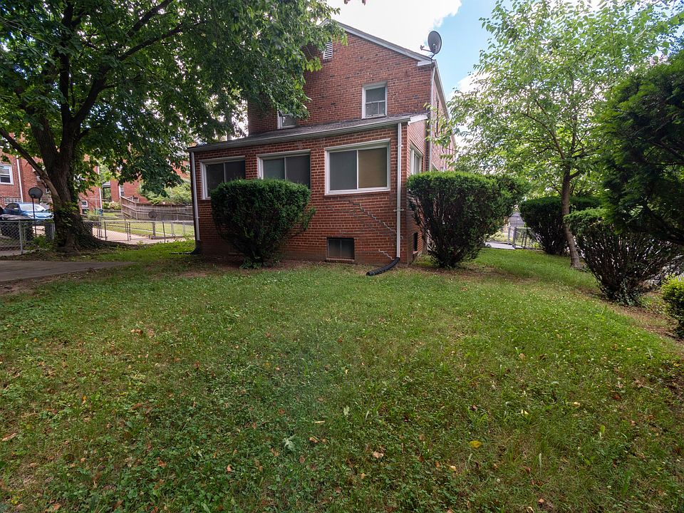Fenced side yard