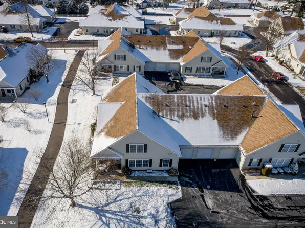 27 Avenrowe Ct, Fairless Hills, PA 19030