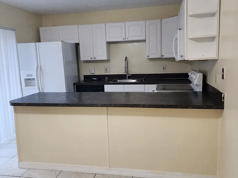 2148 White Pine Cir #A — Photo 4