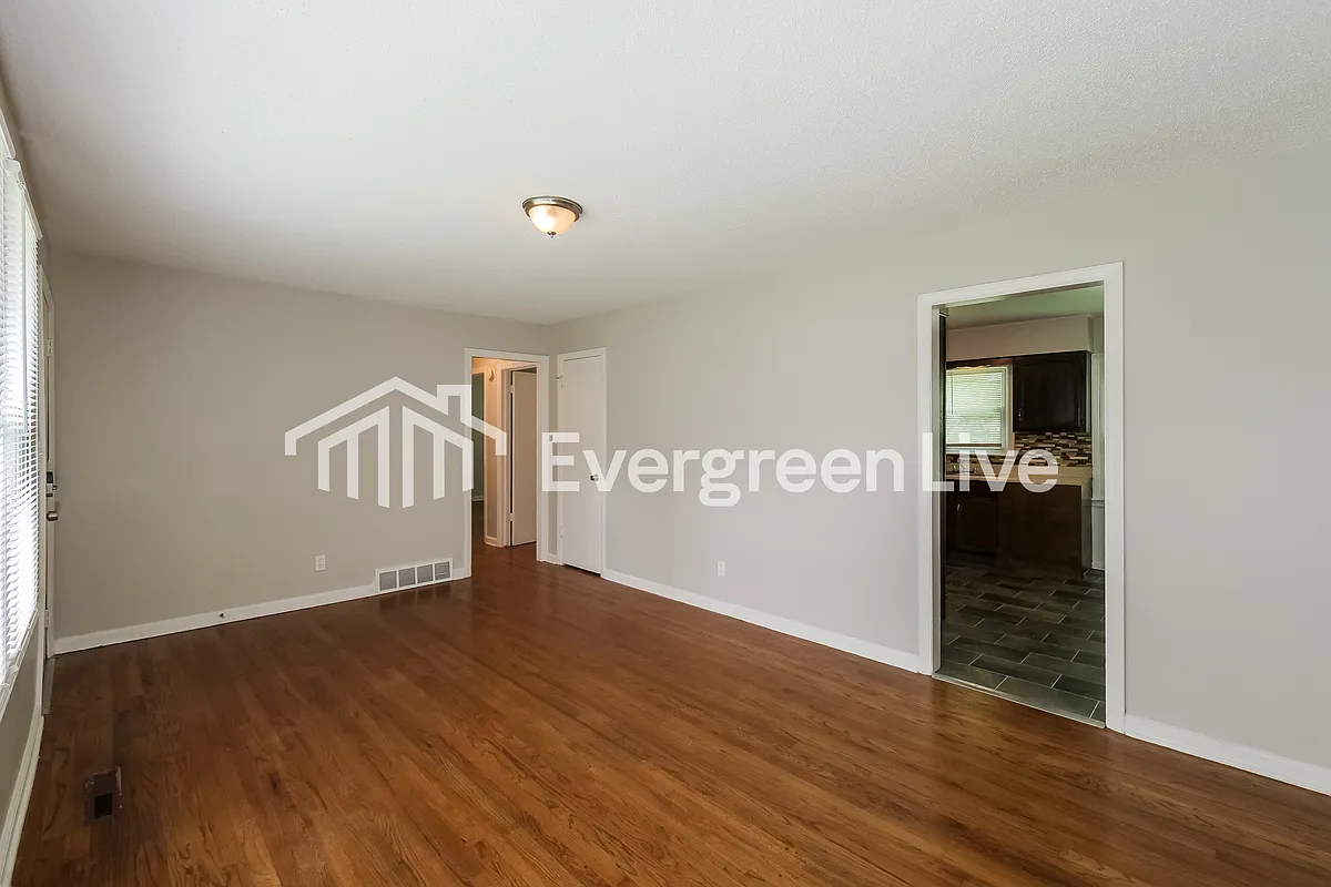 Building Photo - 9012 E 73rd St