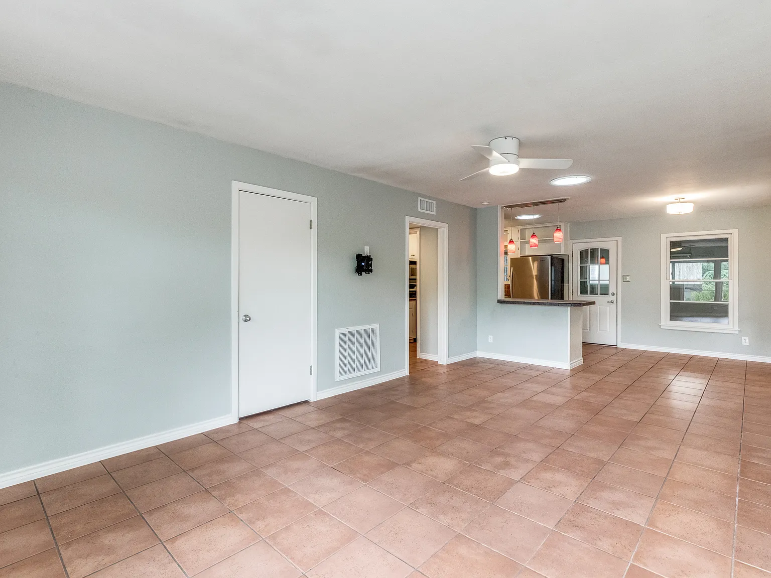 3 bed, 1348 sqft, $2,300 — Photo 4