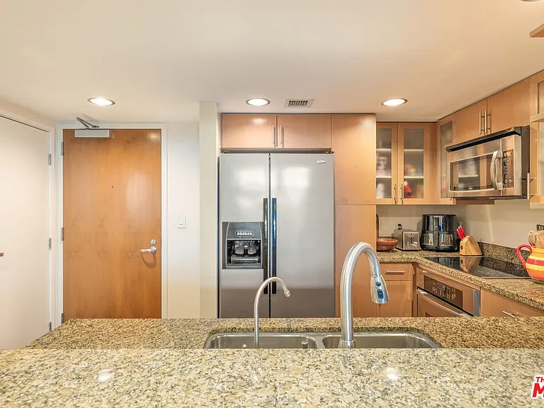 13700 Marina Pointe Dr #415 — Photo 6