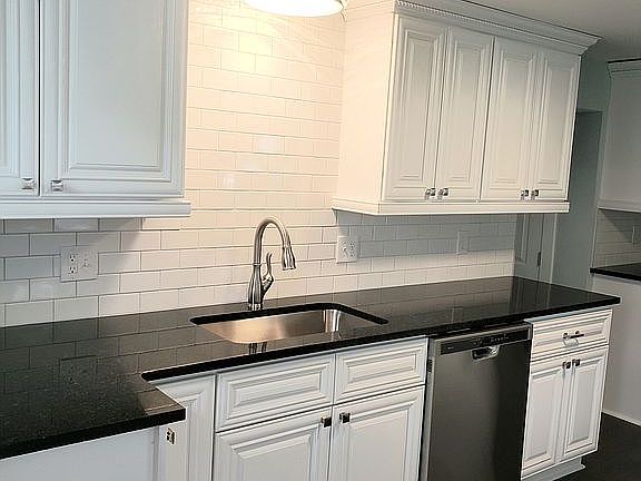 4th image of 23078 Melville Ave