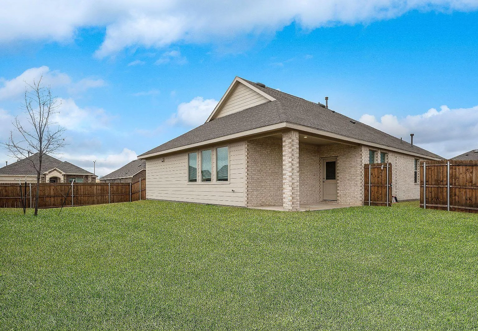 4 bed, 2011 sqft, $2,195 — Photo 2