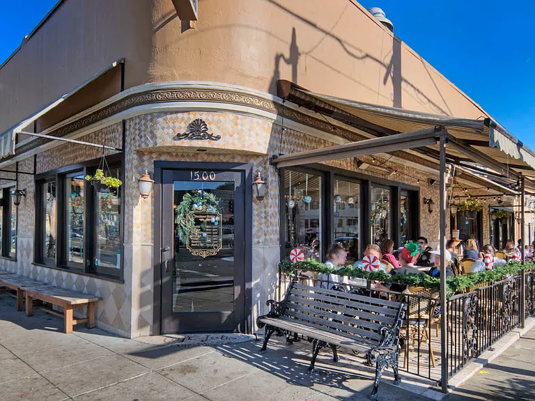 Discover an incredible variety of shopping and dining spots.