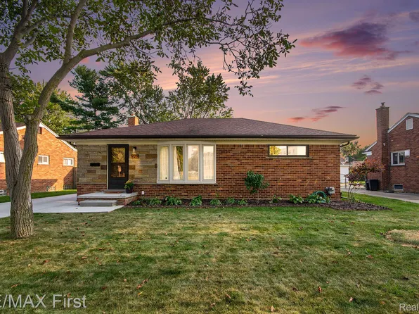 929 Harrington St, Mount Clemens, MI 48043