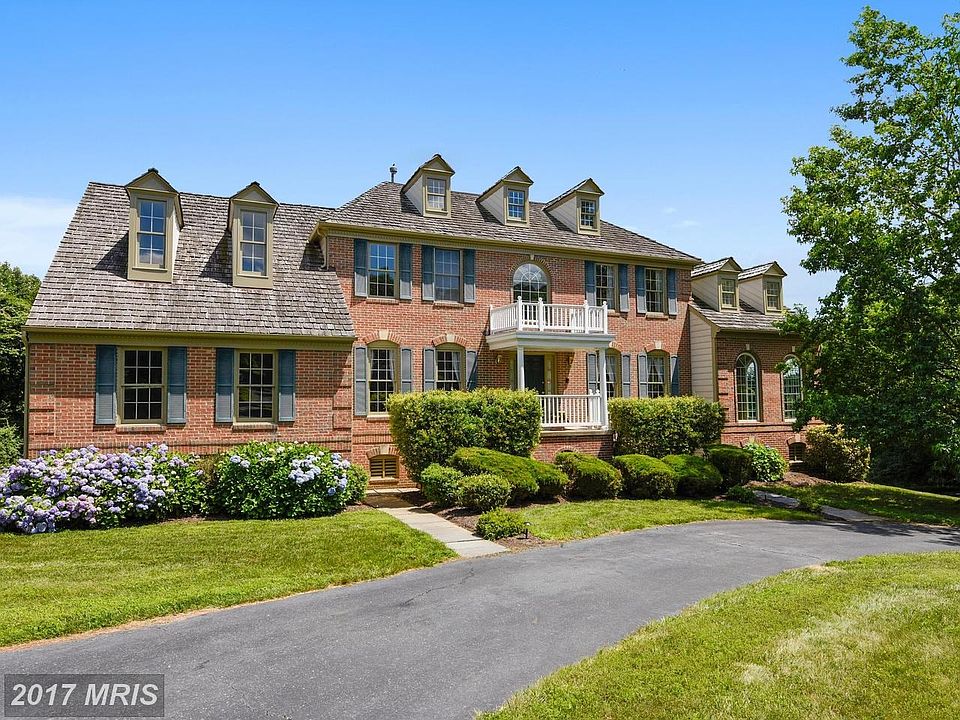 Brick Front w/2-Car Side-Load Garage