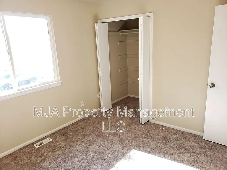 966 W Center St — Photo 10