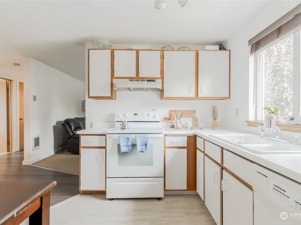 10323 15th Avenue Ct E #D, Tacoma, WA 98445