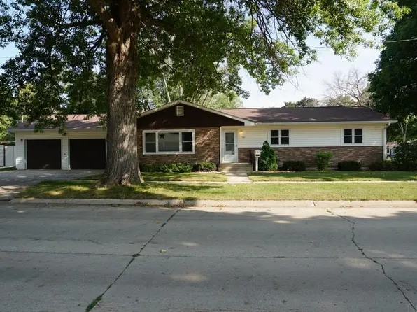 601 8th St, Charles City, IA 50616