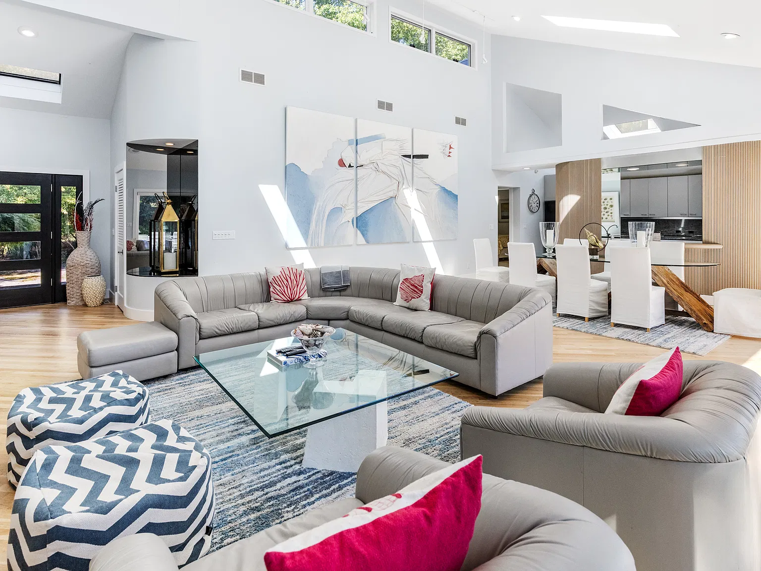 Spacious home with Tennis and Pool — Photo 4