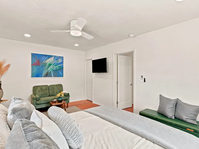 2542 E Seneca St — Photo 24