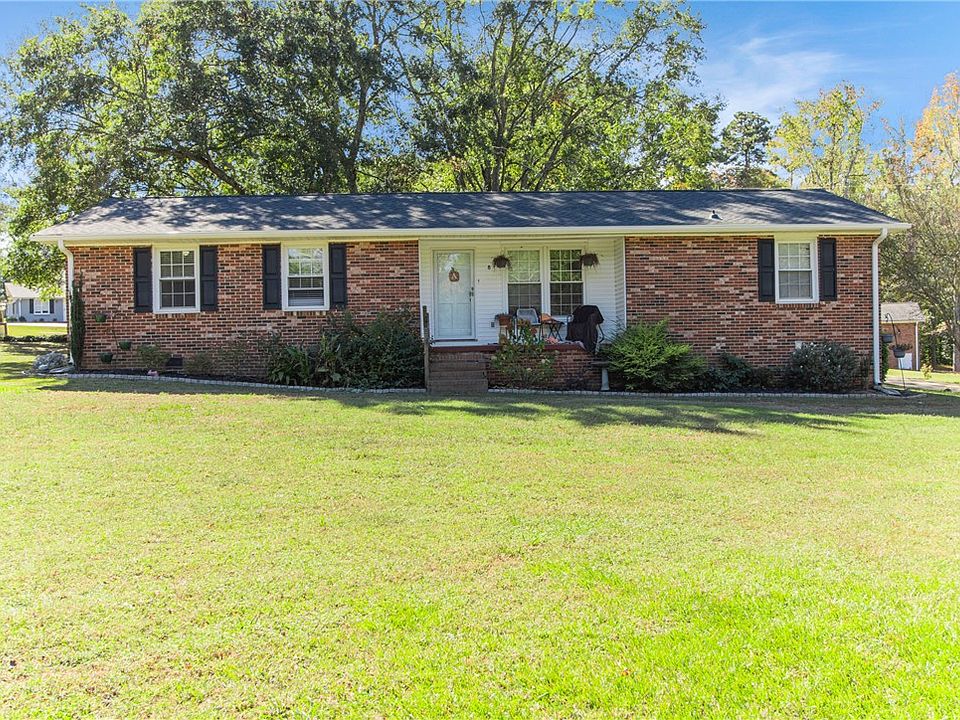 1st image of 8 Pinecrest Dr