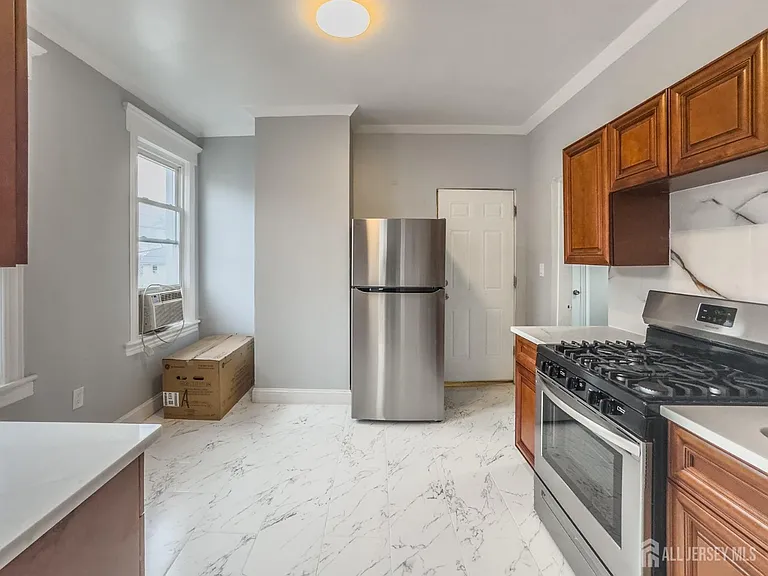 556 Roosevelt Ave #2 — Photo 9