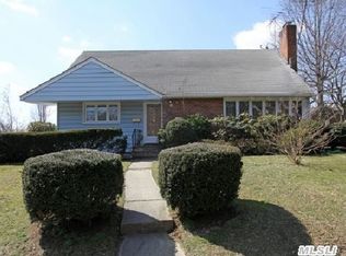 39 East Dr, Manhasset, NY 11030