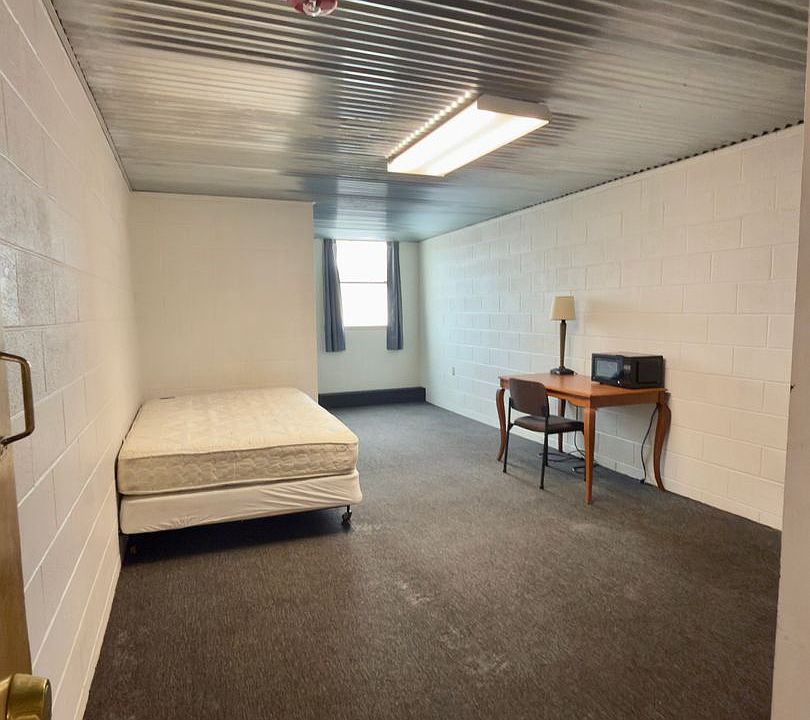 2nd image of 1002 N Pine St #16P