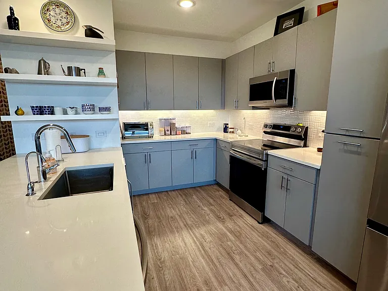 Fully equipped kitchen with all appliances.