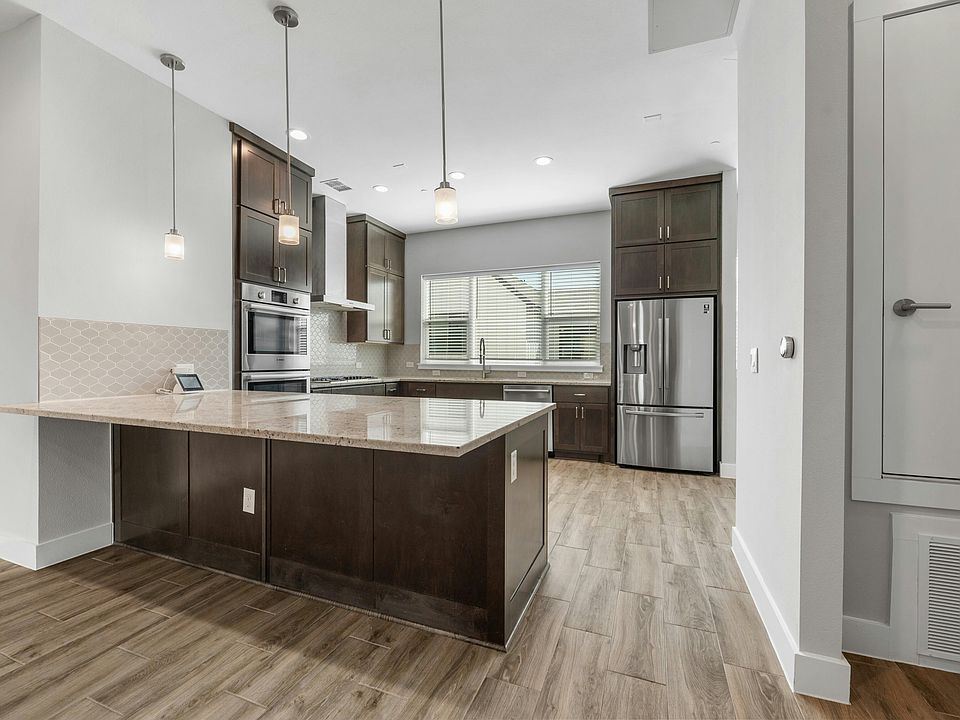 Breakfast Bar, oversized chef's kitchen, double ovens, gas stove, oversized sink