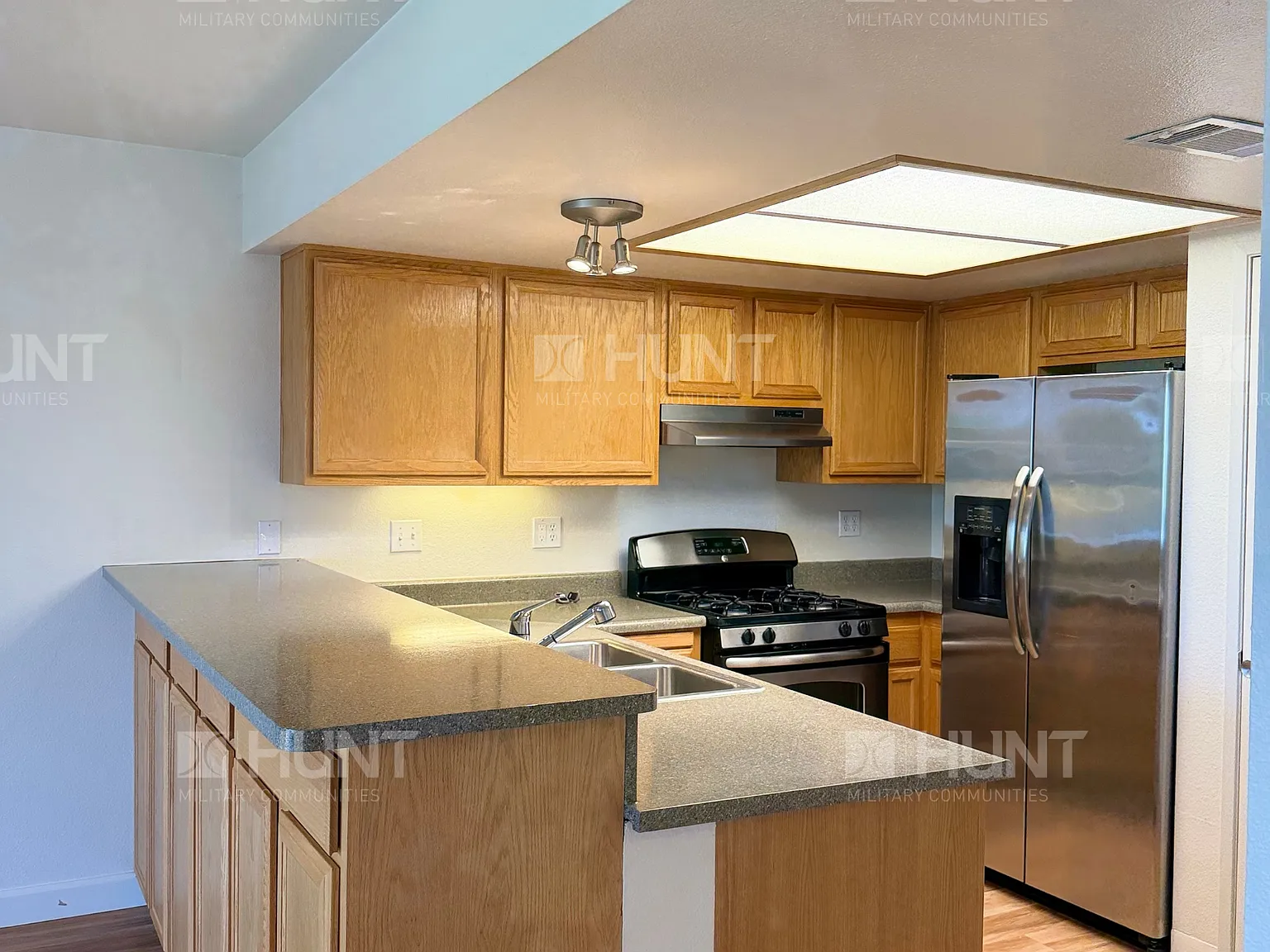 3 bed, 2.5 bath, 1800 sqft, $4,488 — Photo 4