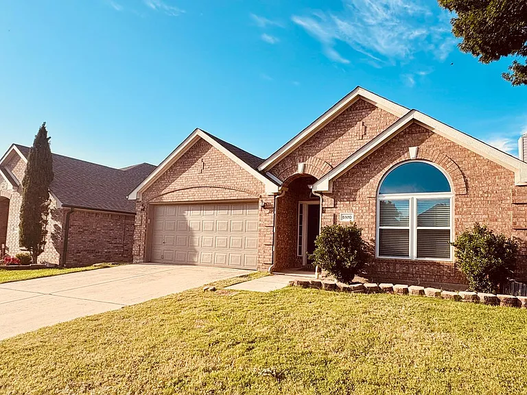 5970 Dustin Trl — Photo 2