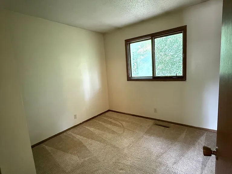 729 Westridge Rd — Photo 2