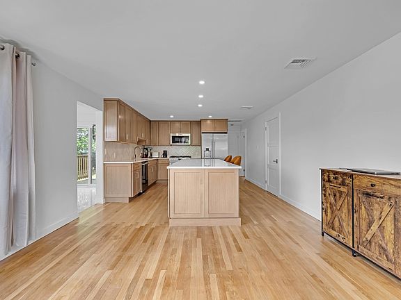 5th image of 79 Chilmark St