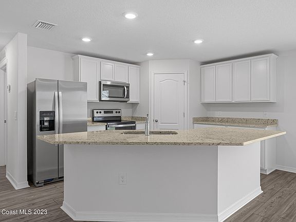 5th image of 260 Breakwater St SE