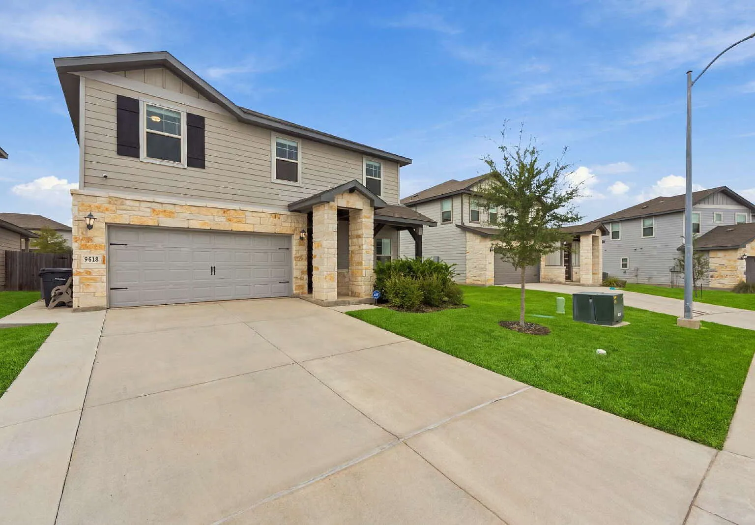 4 bed, 2.5 bath, 2304 sqft, $2,300 — Photo 1