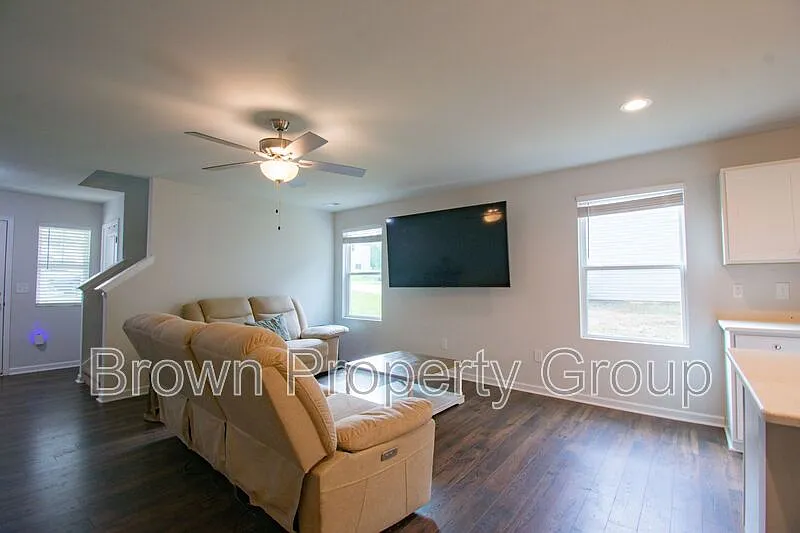 4 bed, 3.0 bath, 2267 sqft, $2,200 — Photo 2