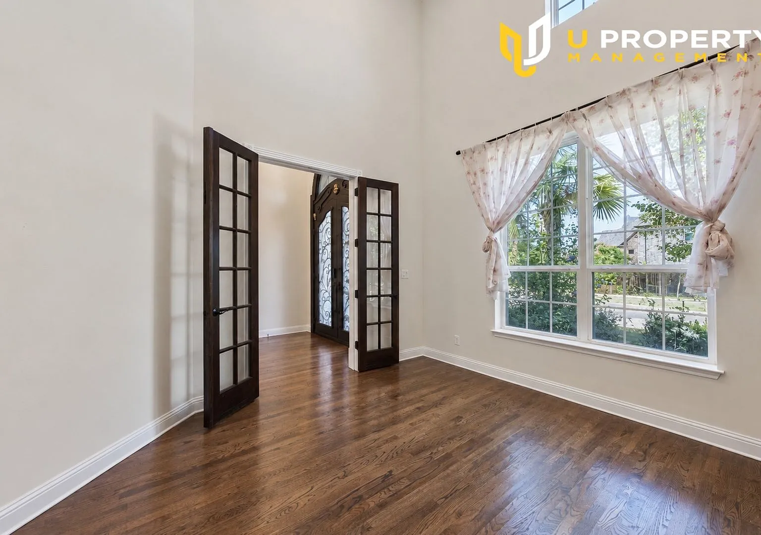 Stunning 5-Bedroom Home in Prestigious Gated Community in Frisco! — Photo 2