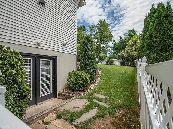4th image of 1005 Village Way N