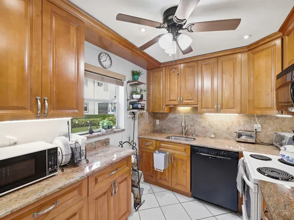 52 Saxony Cir, Delray Beach, FL