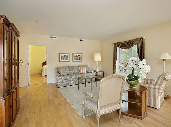 4th image of 787 Graceland Ave #306