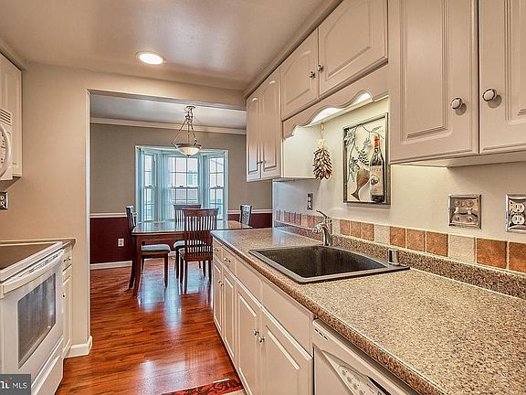 5th image of 1802 Foxdale Ct