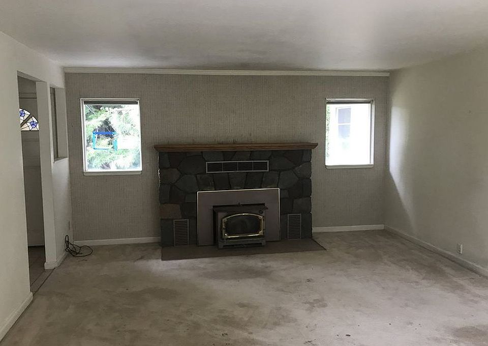 2nd image of 216 E Hinckley St