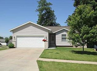 200 Valleyview Dr, Marion, IA 52302