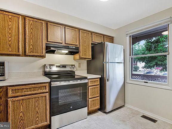 4th image of 8010 Hadfield Ct