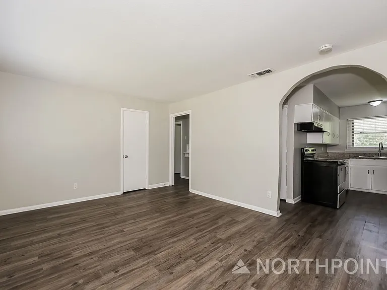 720 Emberwood Dr — Photo 3