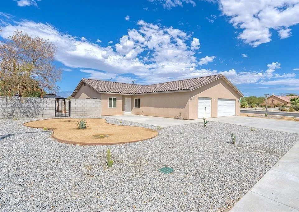 4 bed, 2.5 bath, 1948 sqft, $3,300 — Photo 2