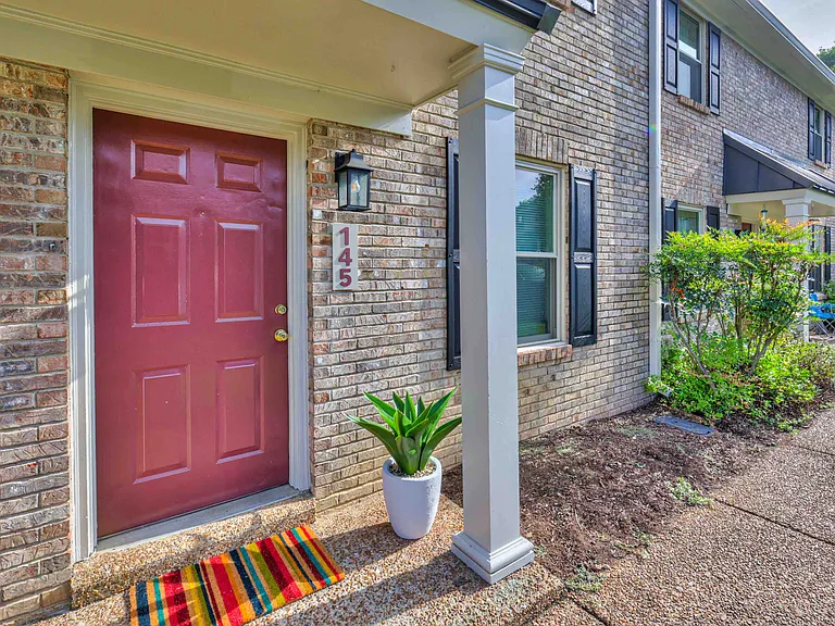 Brentwood Square Condominiums — Photo 21