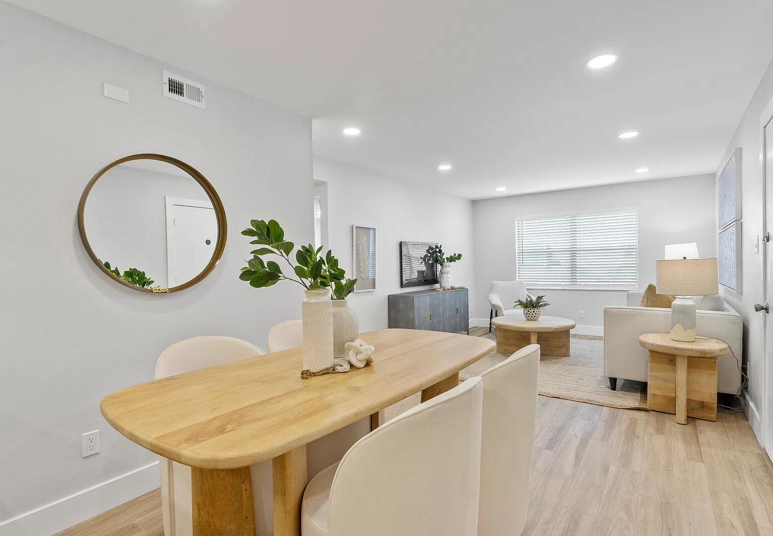 2 bed, 809 sqft, $2,100 — Photo 1