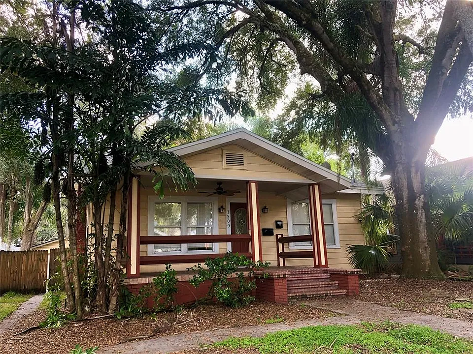 1209 E Comanche Ave