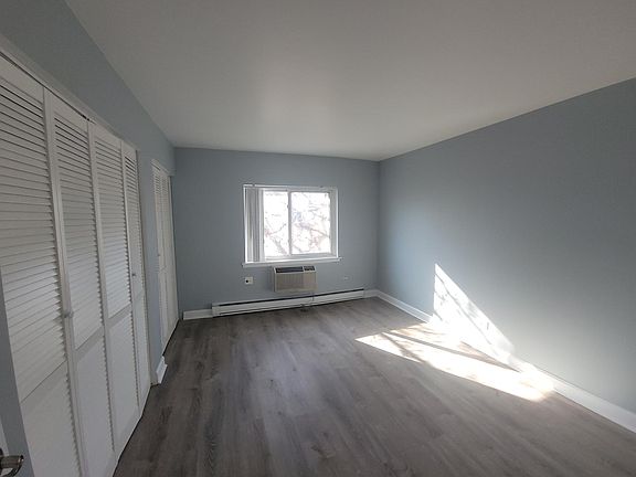 3rd image of 3823 N Pine Grove Ave #413