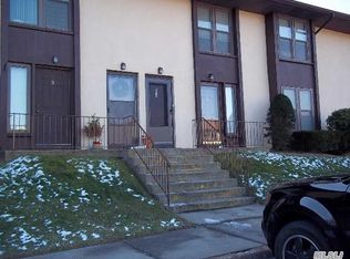 11 Palm Ct, Selden, NY 11784