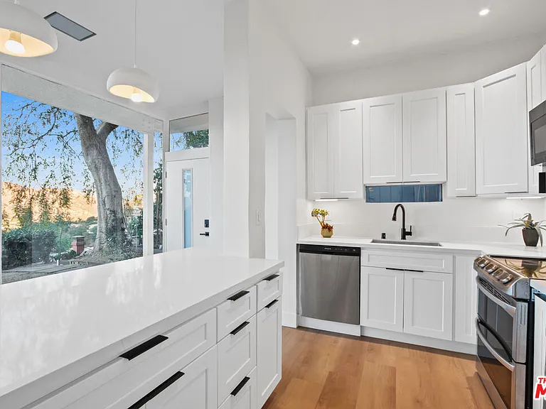 7326 Pacific View Dr — Photo 3