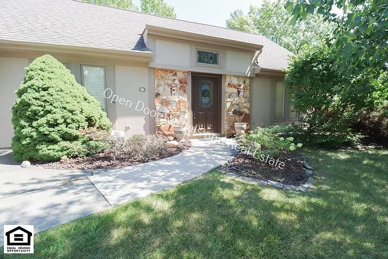 4 bed, 2.5 bath, 2310 sqft, $2,100 — Photo 1
