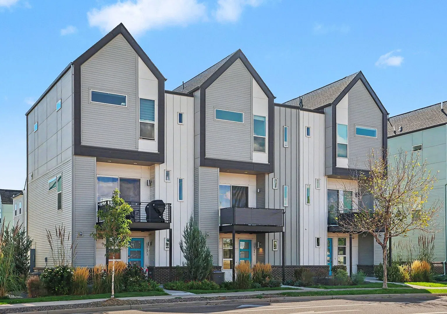 Recently Built Townhome in Hot Midtown! — Photo 2