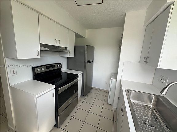 5th image of 975 N Franklin Ave #975E