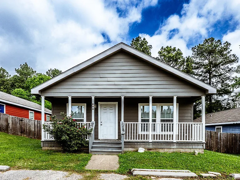 110 Varsity Dr — Photo 1