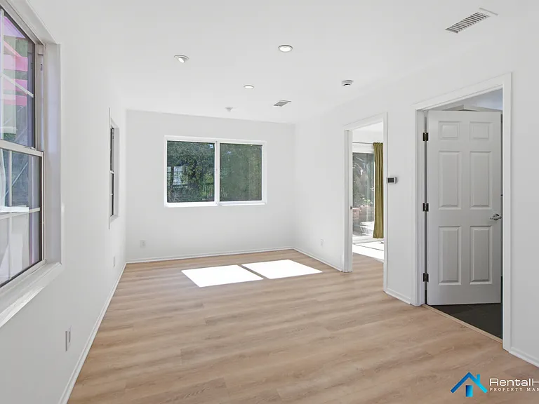 2433 Hines Dr — Photo 4
